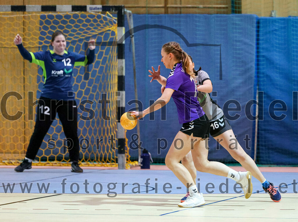 2022-11-12_017_SpVgg_Altenerding_II_gegen_SC_Kirchdorf | Erding, Deutschland, 12.11.2022:
Handball, Bezirksliga Frauen Altbayern 2022 / 2023, 5. Spieltag, SpVgg Altenerding II gegen SC Kirchdorf, Endergebnis: 24:19

Julia Sponsel (SC Kirchdorf, #12), Sophie Lößl (SpVgg Altenerding, #24), Julia Wiesheu (SC Kirchdorf, #16)

Foto: Christian Riedel / fotografie-riedel.net