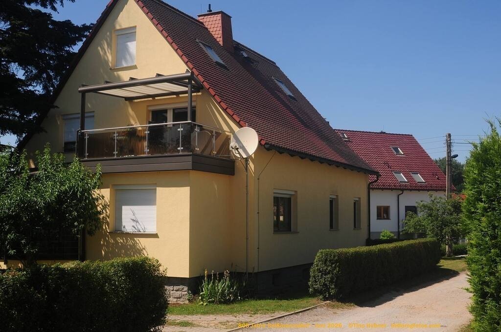 Geißmannsdorf-2026-Ortsbilder-664 | Geißmannsdorf bei Bischofswerda im Sommer 2026. Ein fotografischer Streifzug durch das Dorf Geißmannsdorf, mit Gebäuden, Straßen, Strohpuppen und geschmückten Vorgärten und Grundstücken anlässlich der 800-Jahr-Feier von Geißmannsdorf im Juni 2026 - Realisiert mit Pictrs.com