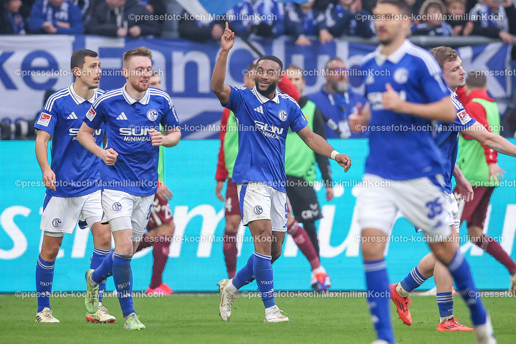 Schalke10112401059 | 10.11.2024, Fußball, FC Schalke 04 - SSV Jahn Regensburg, 2. Fußball Bundesliga, Veltins-Arena Gelsenkirchen, Saison 2024 2025: Torjubel nach dem 2:0 durch Moussa Sylla (S04 #9)DFB regulations prohibit any use of photographs as image sequences and or quasi-video.