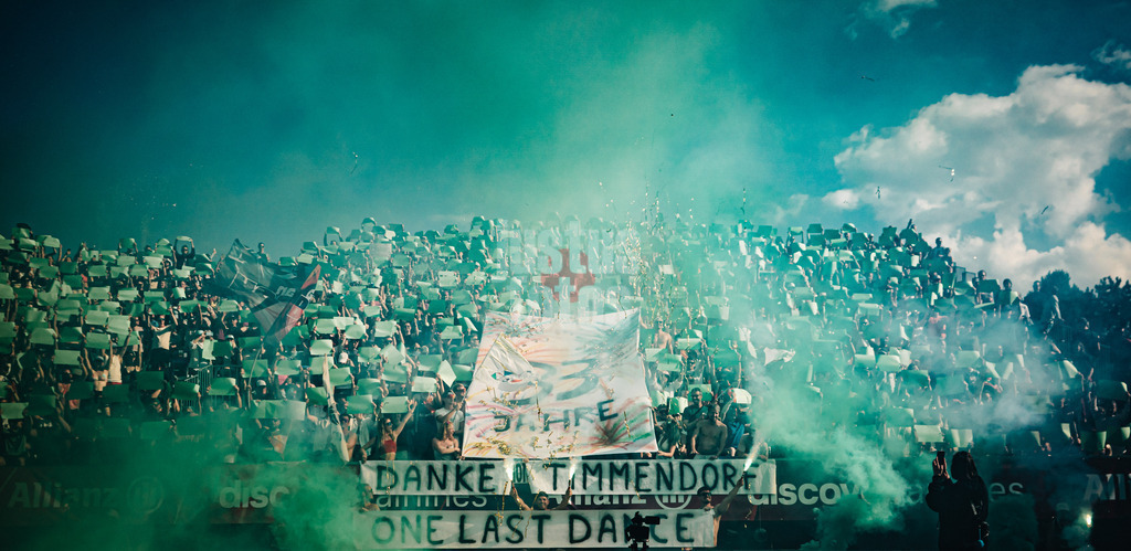 Beachvolleyball | Männer | Deutsche Meisterschaften 2025 Timmendorfer Strand | 06.09.2025 | Choreo der Fangruppe Fraktion Bräune mit der Aufschrift 33 Jahre Danke Timmendorf One Last Dance Pyrotechnik Konfetti Rauchtöpfe
