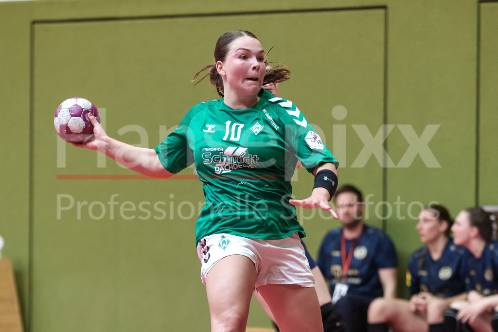 Handball, 2. Bundesliga Frauen, SV Werder Bremen - 1. FSV Mainz 05 | v.li.: Madita Probst (SV Werder Bremen, 10) am Ball, Spielszene, Aktion, Action, Portrait, Nahaufnahme, Einzelfoto, Einzelbild