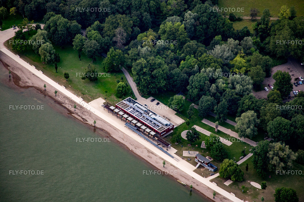 Uferbereiche am Sandstrand des Rhein-Strandbad  www.strandbad-mannheim.de | Luftbild: Uferbereiche am Sandstrand des Rhein-Strandbad  www.strandbad-mannheim.de im Ortsteil Niederfeld in Mannheim im Bundesland Baden-Württemberg in Deutschland. Foto: IMG_090992.jpg vom 04.07.2016 durch Werner Riehm/FLY-FOTO.de - Realisiert mit Pictrs.com