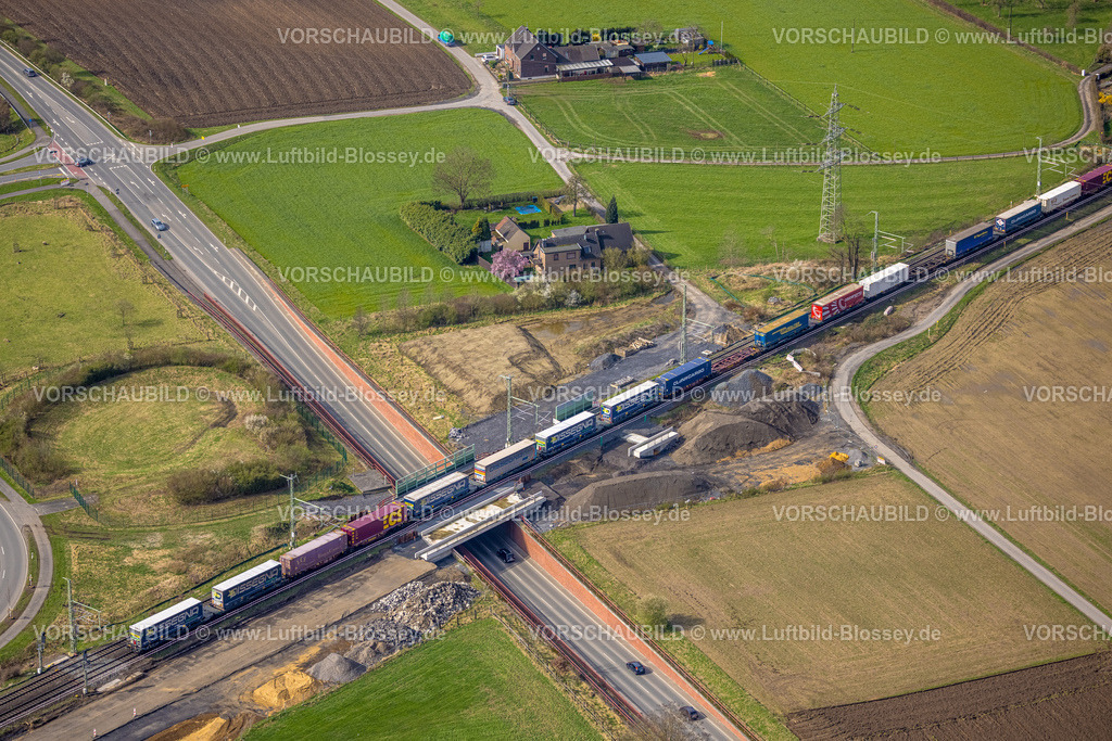 Voerde240309364 | Luftbild, Baustelle Brücke am Hammweg und Güterzug, Ausbau der Betuweroute und Betuwe-Linie Eisenbahnstrecke, Voerde, Nordrhein-Westfalen, Deutschland