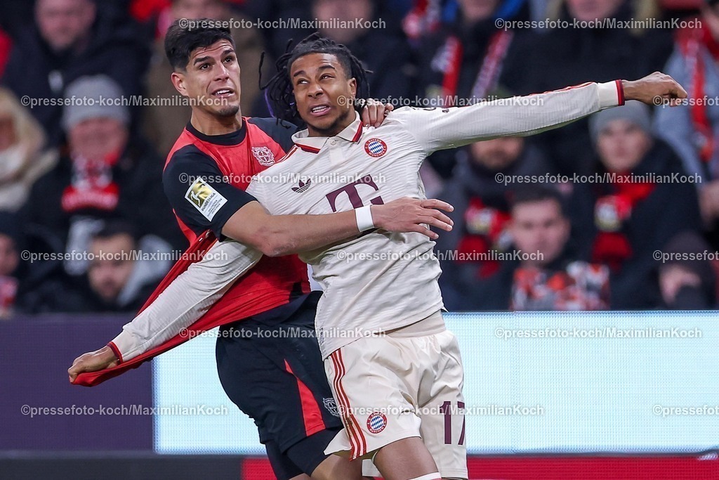 Lev15022501257 | 15.02.2025, Fußball, Bayer 04 Leverkusen - FC Bayern München, 1. Fußball Bundesliga, 22. Spieltag, BayArena, Saison 2024 2025: Piero Hincapie (Bayer04 Leverkusen #3) im Zweikampf gegen Michael Olise (FC Bayern #17)DFB regulations prohibit any use of photographs as image sequences and or quasi-video.
