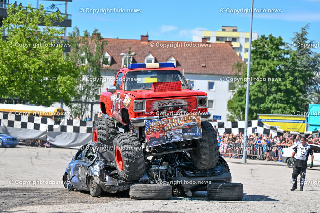 Linz_ Autostunt_ Monstertruck_ Show_ 20.05.2024-44 | 20.05.2024, Linz, AUT, Stuntshow, im Bild Linz, Autostunt, Monstertruck, Show, Schrottauto, Stuntman, Motor, Artistik, Ueberschlag, Feuershow, Zuschauer