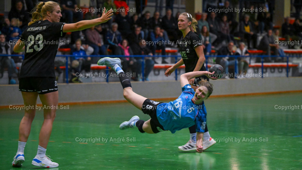 SG Wift vs Suchsdorfer SV | Alexandra Beckmann (Wift #5 erhält hier einen Freiwurf) / Jutta Müller-Deile (Suchsdorf #23) &amp; Merith Wagner  (Suchsdorf #3)Handball-Oberliga Schleswig-Holstein Frauen 2024/2025 / SG Wift vs Suchsdorfer SV / KSV-Halle / Neumünster / 10.11.24 - Realisiert mit Pictrs.com