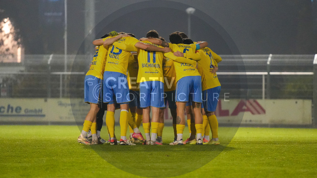 Fußball, Herren, Saison 2025/2026, Regionalliga Nordost, 15. Spieltag, FSV 63 Luckenwalde vs. Hertha BSC II, Freitag 07.11.2025, Werner-Seelenbinder-Stadion Luckenwalde, | Fußball, Herren, Saison 2025/2026, Regionalliga Nordost, 15. Spieltag, FSV 63 Luckenwalde vs. Hertha BSC II, Freitag 07.11.2025, Werner-Seelenbinder-Stadion Luckenwalde, Im Bild: Der Mannschaftskreis des FSV 63 Luckenwalde vor Spielbeginn. - Realisiert mit Pictrs.com