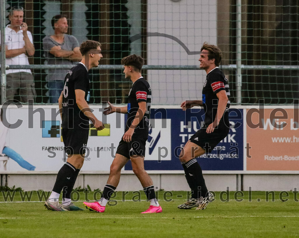 2023-08-18_131_FC_Schwaig_gegen_TSV_Kastl | Oberding, Deutschland, 18.08.2023:
Fußball, Landesliga Südost 2023 / 2024, 7. Spieltag, FC Schwaig gegen TSV Kastl, Endergebnis: 2:2

Jubel nach dem 0:2 durch Pascal Linhart (TSV Kastl, #16)
Pascal Linhart (TSV Kastl, #16), Samuel Zwislsperger (TSV Kastl, #20), Michael Renner (TSV Kastl, #25)


Foto: Christian Riedel / fotografie-riedel.net