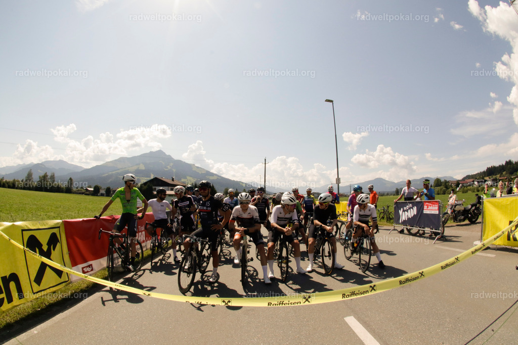 528_20230817_Bewerb_Maenner_Muehlanger | AUT - OESTERREICH, 2023-08-16: SPORT RENNRAD-FAHREN - 55. INTERNATIONALER RADWELTPOKAL IN ST. JOHANN IN TIROL  - Vintage-Radrennen mit WM-Bronze-Medaillen-Siegerin Christina Schweinberger, den Teilnehmer und Alexander Baumann (vom Orginastions-Team) - TAG 2 BEWERB MAENNER IN SECHS GRUPPEN  ; Foto: Roland Muehlanger