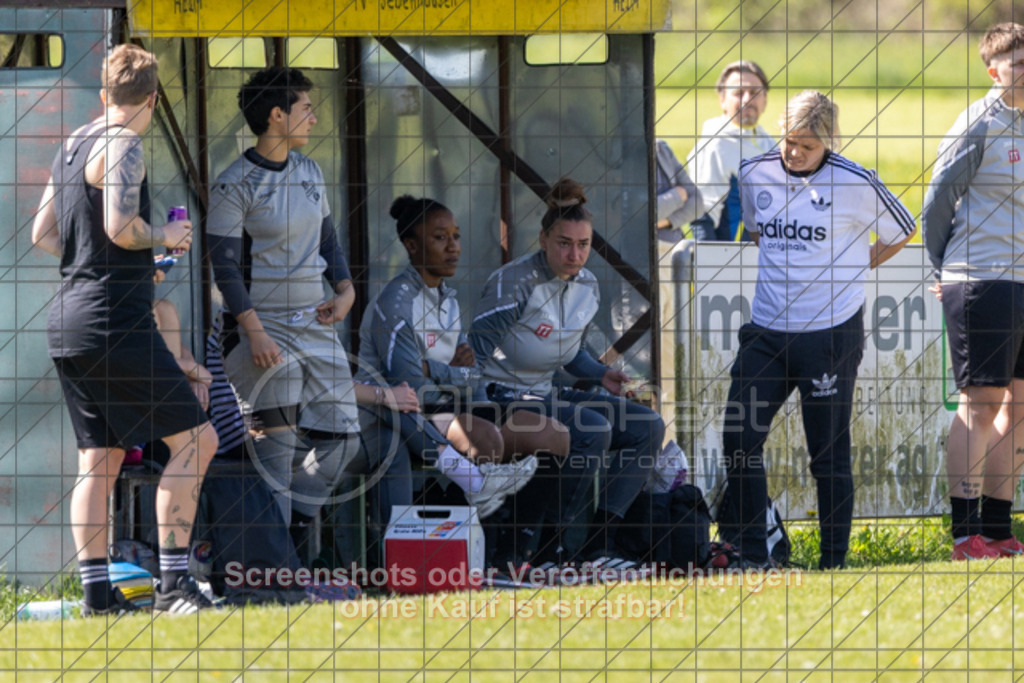20260426_111819_0175 | #,TV Jebenhausen (schwarz) vs. SV Musbach (blau), Fußball, Frauen-Verbandsliga Württemberg, 17. Spieltag, Saison 2025/2026, Rasenplatz TV Jebenhausen, Schelmenwasen 3, 73035 Göppingen, 26.04.2026 - 11:00 Uhr,Foto: PhotoPeet / Sport- &amp; Eventfotografie / Peter Harich