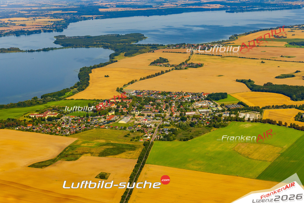 Übersichts Bild Leezen - Die Luftaufnahme wurde 2025 vom UL-Flugzeug heraus erstellt ( keine Drohnenaufnahme ) - Hochauflösende Luftaufnahme - für Wandbilder und großformatige Ausdrucke geeignet. Das besondere Geschenk!Hier alle&nbsp;Infos zur Lizenzierung der LuftaufnahmeWir fliegen auch dieses Jahr wieder in Ihre Region um Luftbilder zu erstellen.- Luftbild anfragen
