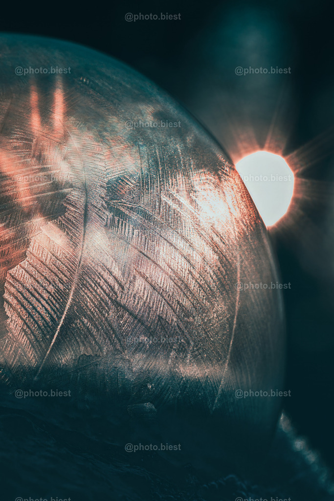 Eisplanet | Die Sonne erscheint am Horizont. Ein neuer, eisiger Tag bricht an. - Realisiert mit Pictrs.com