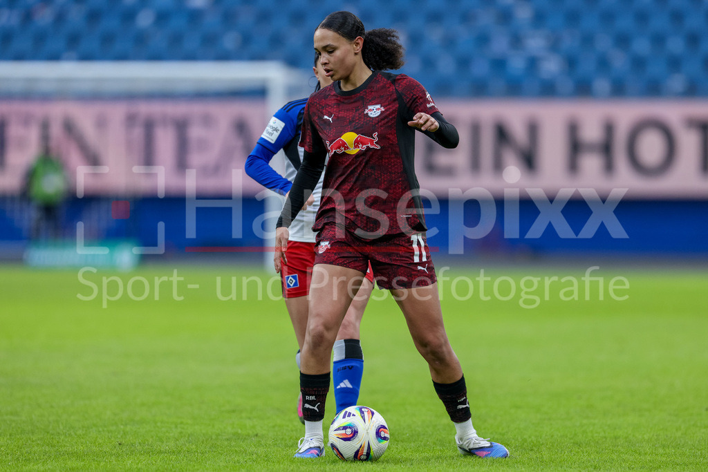 Fussball, Google Pixel Frauen-Bundesliga, Hamburger SV - RB Leipzig | Lisa Baum (RB Leipzig, 11) am Ball, Einzelbild, Ganzkörper, Aktion, Action, Spielszene, DIE DFB-RICHTLINIEN UNTERSAGEN JEGLICHE NUTZUNG VON FOTOS ALS SEQUENZBILDER UND/ODER VIDEOÄHNLICHE FOTOSTRECKEN. DFB REGULATIONS PROHIBIT ANY USE OF PHOTOGRAPHS AS IMAGE SEQUENCES AND/OR QUASI-VIDEO.