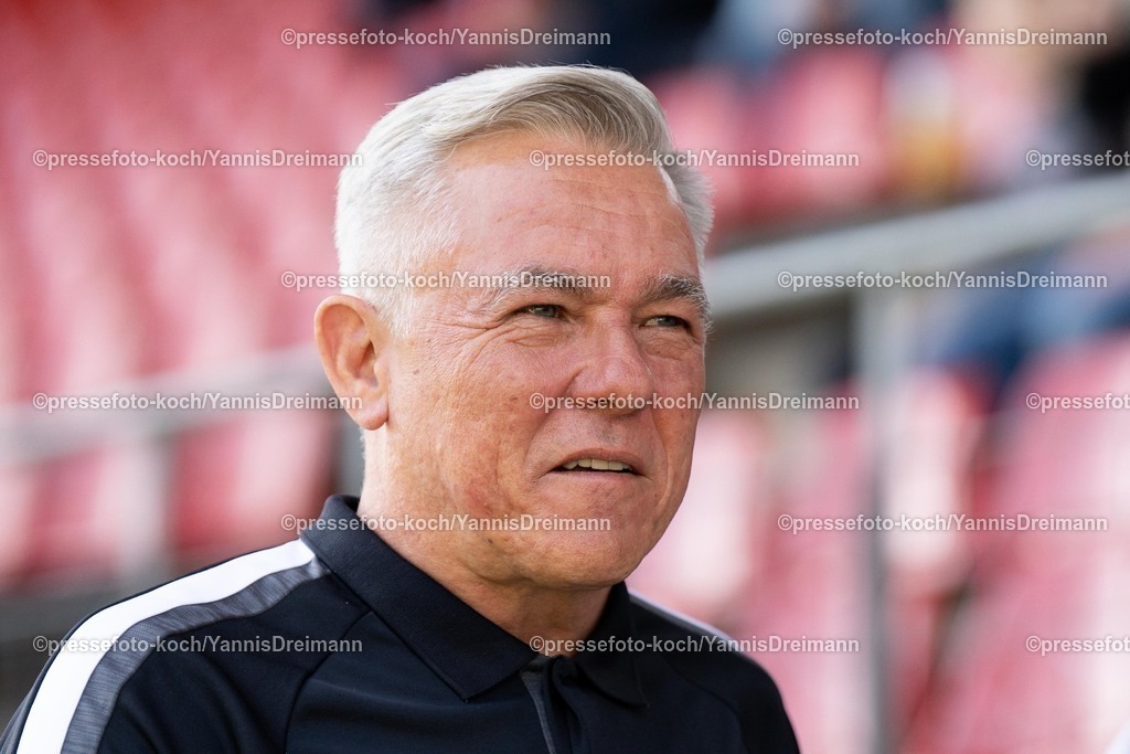 xydr05042501006 | 05.04.2025, xydrx, Fußball, Viktoria Köln - SpVgg Unterhaching , 3.Liga, Sportpark Höhenberg, Saison 2024 2025: Olaf Janßen (Cheftrainer Viktoria Köln) DFB regulations prohibit any use of photographs as image sequences and or quasi-video.