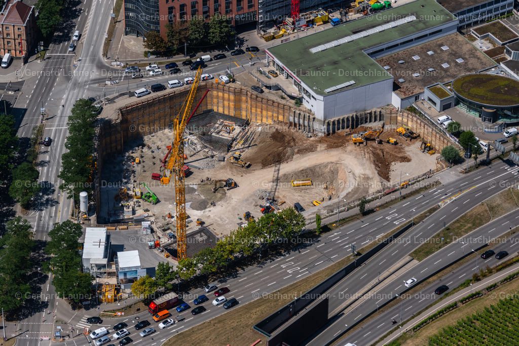 4034711 | STUTTGART 22.07.2020 Baustelle zum Neubau des Hochhaus- Gebäudekomplexes „Porsche Design Tower Stuttgart“ an der Ecke Heilbronner Straße Ecke Siemensstraße am Pragsattel im Ortsteil Feuerbach-Ost in Stuttgart im Bundesland Baden-Württemberg, Deutschland. Weiterführende Informationen bei: Bülow AG,  Dr. Ing. h.c. F. Porsche AG,  Ed. Züblin AG,  Radisson Hospitality, Inc.. // Construction site for new high-rise building complex a??Porsche Towera?? on corner Heilbronner Strasse corner Siemensstrasse in the district Feuerbach-Ost in Stuttgart in the state Baden-Wuerttemberg, Germany. Further information at: Buelow AG,  Dr. Ing. h.c. F. Porsche AG,  Ed. Zueblin AG,  Radisson Hospitality, Inc.. Foto: Gerhard Launer
