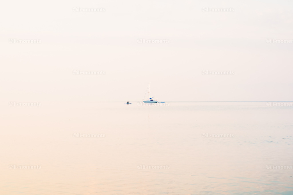 Segelboot und SUP | Ein harmonisches Zusammenspiel von Segelboot und Stand-Up-Paddling (SUP) auf ruhigem Wasser – dieses lebendige Foto vermittelt Freiheit, Abenteuerlust und die Freude an Wassersport. Ideal als Kunstdruck für maritime und sportliche Raumgestaltungen. - Realisiert mit Pictrs.com