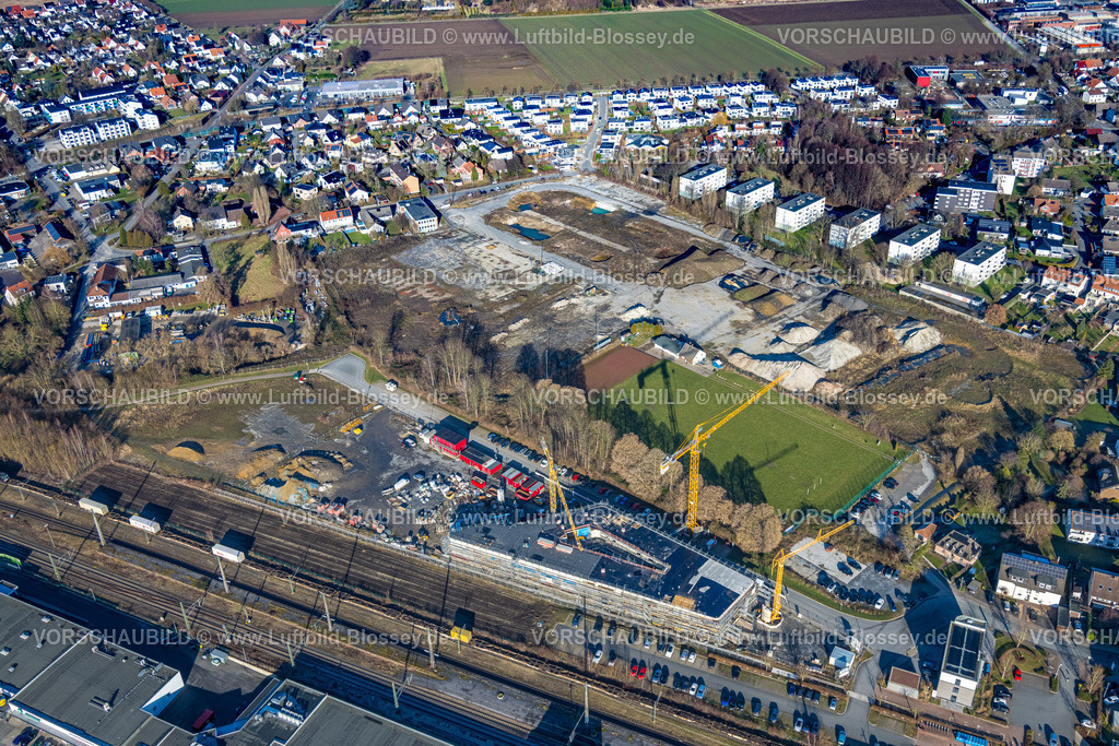 Soest260104164 | Luftbild, Bahnhof Soest, Baustelle Werkstraße, Brachfläche ehemalige Sportanlage zwischen Werkstraße und Teinenkamp, Baustelle Bildungszentrum und Dienstleistungszentrum an der Bahnlinie für die VHS, das DiLAS und das Kundenzentrum der Stadtwerke, Soest, Südwestfalen, Nordrhein-Westfalen, Deutschland