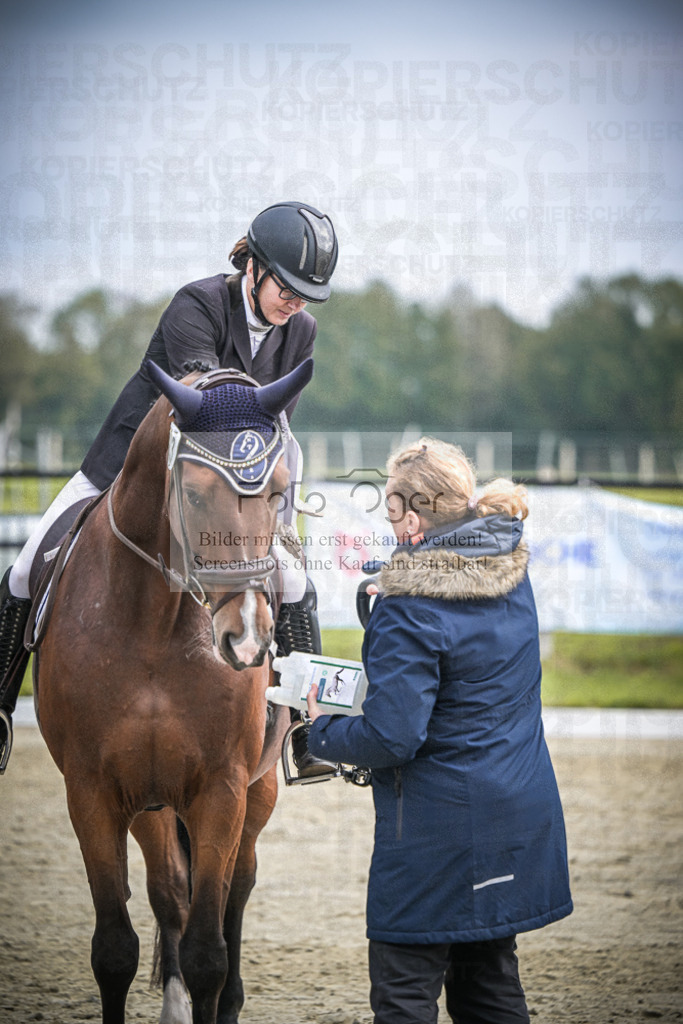 DOS_B282 | Entdecke hochwertige Reitturnierfotos von Foto Oger. Professionell, emotional und authentisch – jetzt Lieblingsmomente im Shop bestellen.Deutschlandweite Turnierfotografie. - Realisiert mit Pictrs.com