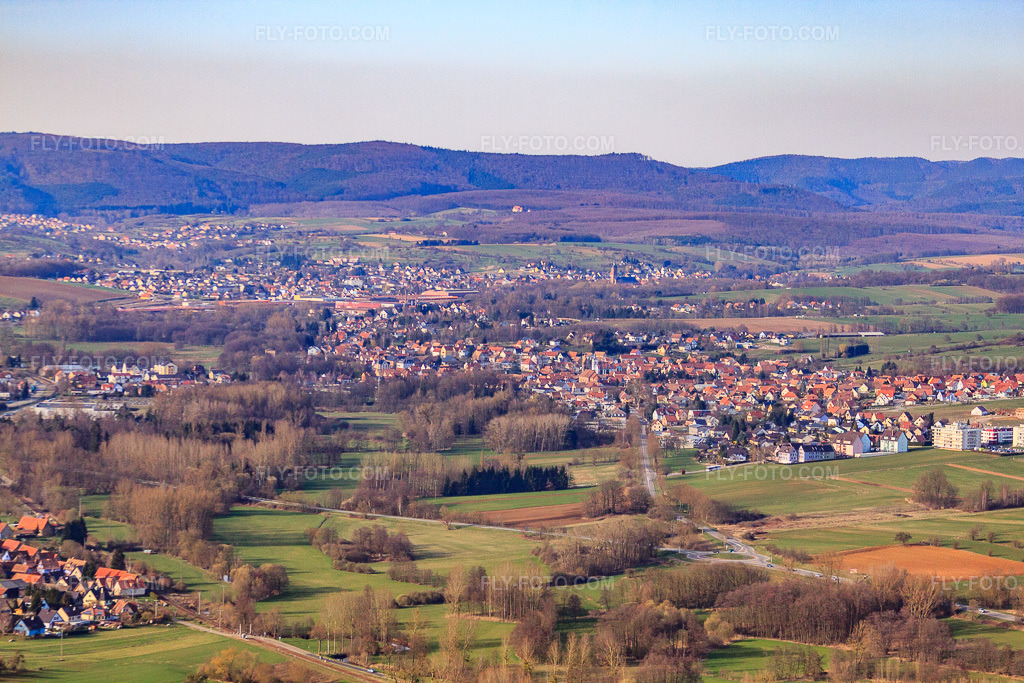 Aerial view: View of the town from the south in Gundershoffen in the state Bas-Rhin, France. – Photo: IMG_38677.jpg taken on 03/20/2011 by Werner Riehm/FLY-FOTO.com – Resolution of the original: 4752 x 3168 px