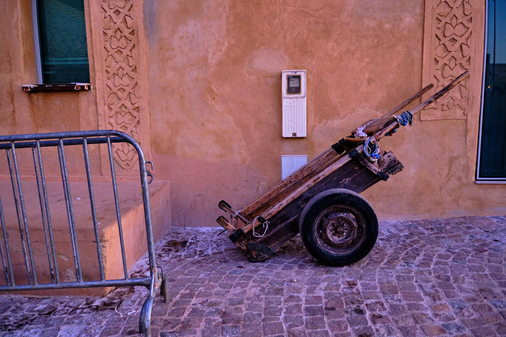 Blick auf den Place el Hedime mit abgestellten Transportkarren | Meknès, Marokko - November 10, 2024: Blick auf den Place el Hedime mit abgestellten Transportkarren an der Wand. - Realisiert mit Pictrs.com