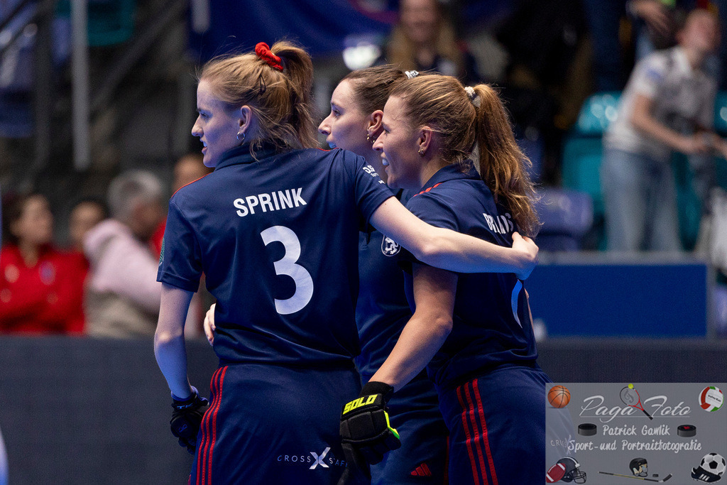 Volvo E.R.B. Final 4 Halbfinale Frauen: Mannheimer HC - Düsseldorfer HC, 25.01.2025 | Annika Marie Spink (Düsseldorfer HC #3) &amp; Mabel Brands (Düsseldorfer HC #7) &amp; Elisa Gräve (Düsseldorfer HC #26) feiern ein Tor, Mannheimer HC - Düsseldorfer HC, Frankfurt, Süwag Arena, 25.1.2025 - Realisiert mit Pictrs.com