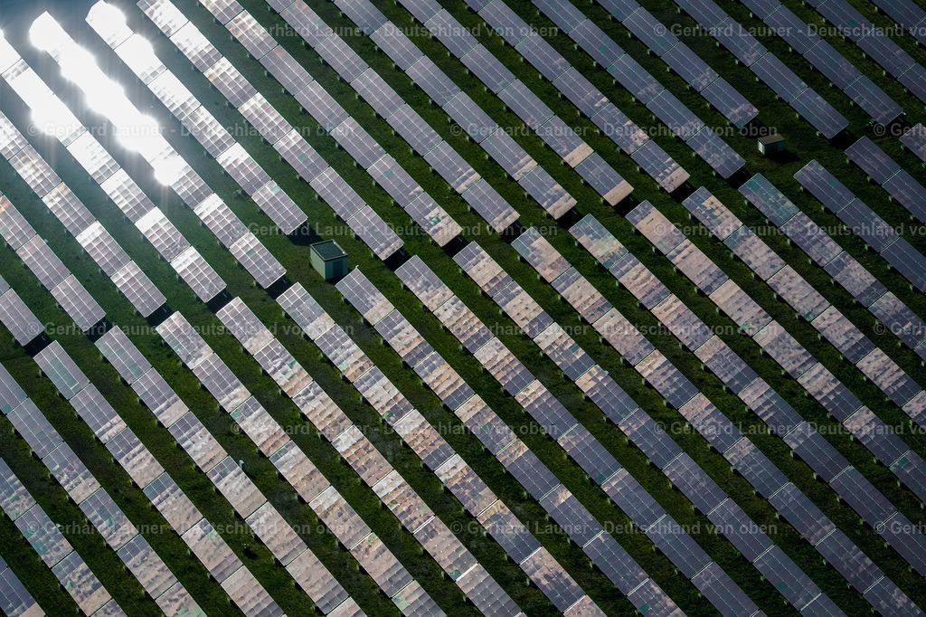 4025791 | ERFURT 06.05.2020 Solarkraftwerk und Photovoltaik- Anlagen der SWE Strom und Heizkraftwerk der SWE Wärme entlang der Stotternheimer Straße im Ortsteil Hohenwinden in Erfurt im Bundesland Thüringen, Deutschland. Weiterführende Informationen bei: SWE Stadtwerke Erfurt GmbH. // Solar power plant and photovoltaic systems and cogeneration plant along the Stotternheimer Strasse in the district Hohenwinden in Erfurt in the state Thuringia, Germany. Further information at: SWE Stadtwerke Erfurt GmbH. Foto: Gerhard Launer