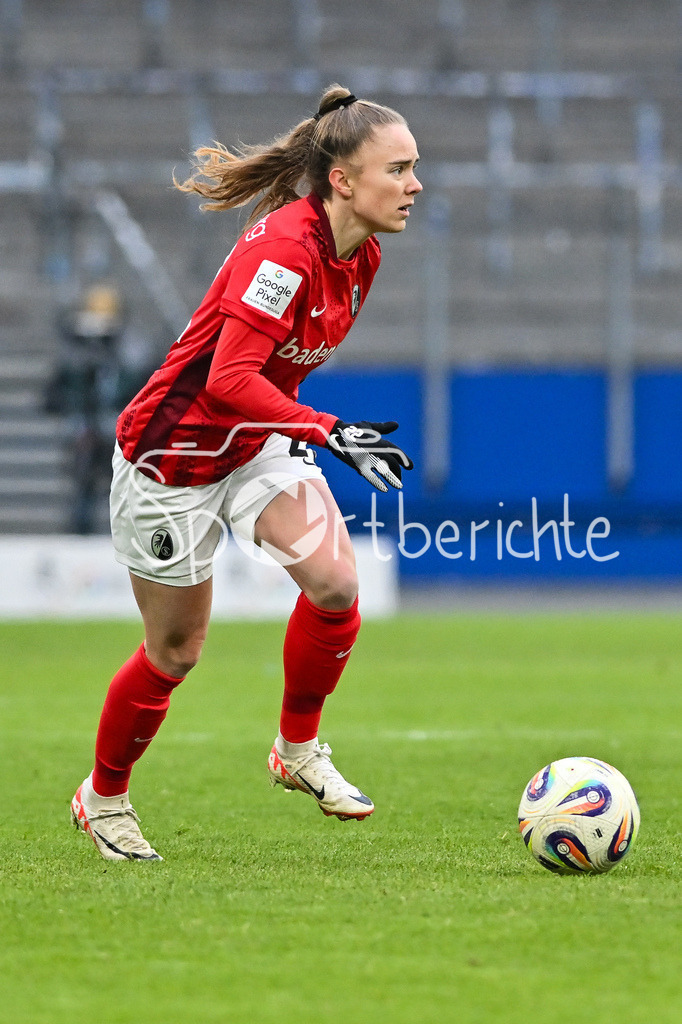 Hamburger SV - SC Freiburg | HAMBURG, GERMANY - 01. FEBRUARY: am Bal Lisa KOLB (SC Freiburg Frauen 22) / Einzelfoto / Freisteller während dem Match zwischen dem Hamburger SV und dem SC Freiburg am 16. Spieltag der Google Pixel Frauen-Bundesliga im Volksparkstadion