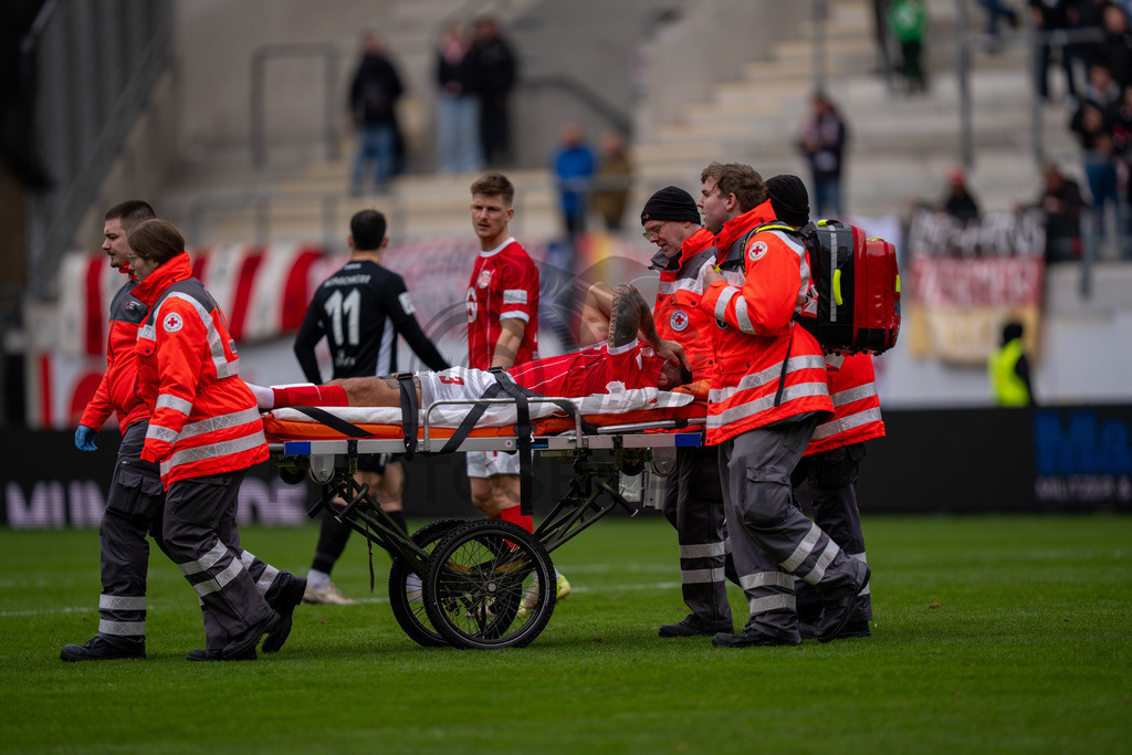 Kickers Offenbach vs. SG Sonnenhof Grossaspach, Fussball, Regionalliga Suedwest, 24. Spieltag, 14.03.2026 | Maximilian Rossmann (Kickers Offenbach, #03) liegt verletzt auf der Trage und wird abtransportiert,Kickers Offenbach vs. SG Sonnenhof Grossaspach, Fussball, Regionalliga Suedwest, 24. Spieltag, 14.03.2026Foto: photosbyphips/Philip Ziegler