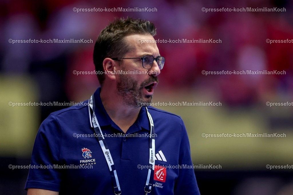 EHF24012601105 | 24.01.2026, Handball, Men's EHF EURO 2026, Frankreich - Portugal, Jyske Bank Boxen in Herning, Dänemark, Main Round: Headcoach Guillaume Gille (France #hc) gestikulierend am Spielfeldrand  