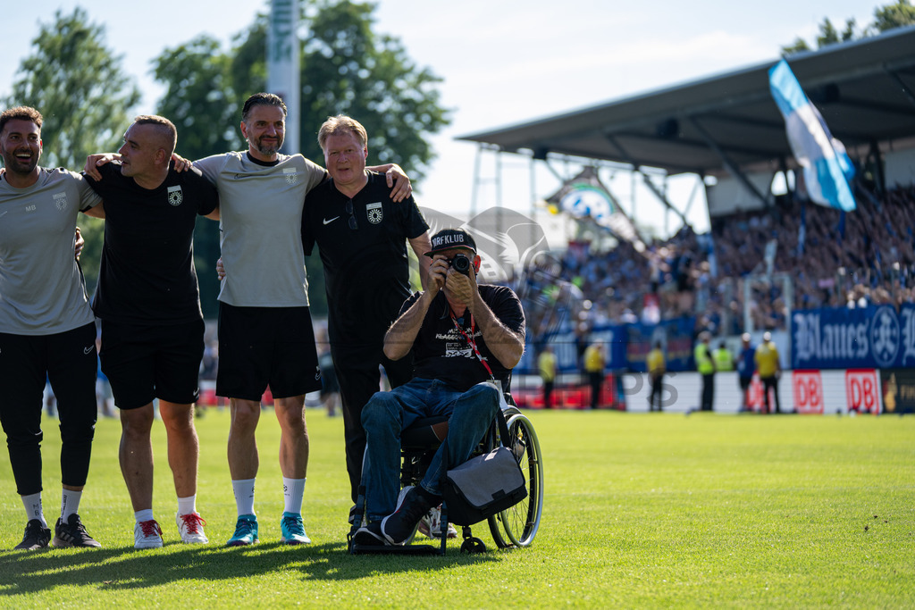 Stuttgarter Kickers vs. SG Sonnenhof Großaspach, Fussball, WFV-Pokal, Finale, 23.05.2026 | Team jubelt nach Abpfiff mit Fans, Zuschauern und Verantwortlichen,Stuttgarter Kickers vs. SG Sonnenhof Großaspach, Fussball, WFV-Pokal, Finale, 23.05.2026