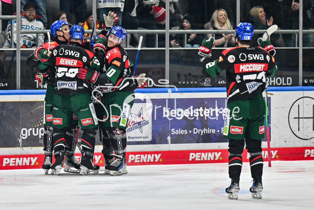 Augsburger Panther - Düsseldorfer EG | Jubel der Panther nach dem Treffer zum 2-1 durch Florian ELIAS (Augsburger Panther #67) / Tor / Torschuetze / Freude / Happy / DEL: Augsburger Panther - Duesseldorfer EG, Curt Frenzel Stadion am 04.03.2025