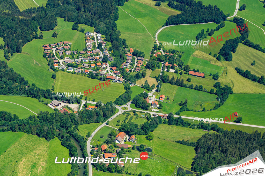 Die Luftaufnahme Langau - Bad Heilbrunn wurde 2022 vom Flugzeug aus (keine Drohne) erstellt. Hohe Auflösung -für große Poster und Wandbilder geeignet - Garantiert!