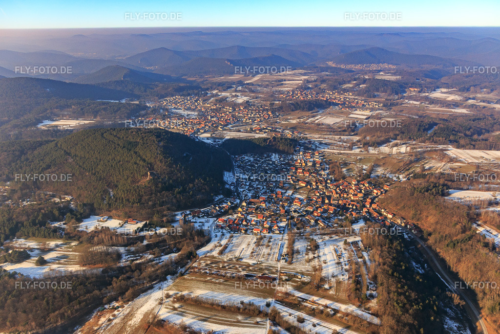 Dorfübersicht im Pfälzerwald  im Winter mit wenig Schnee aus Süden | Luftbild: Dorfübersicht im Pfälzerwald  im Winter mit wenig Schnee aus Süden im Ortsteil Stein in Gossersweiler-Stein im Bundesland Rheinland-Pfalz in Deutschland. Foto: IMG_096333.jpg vom 21.01.2017 durch Werner Riehm/FLY-FOTO.de - Realisiert mit Pictrs.com