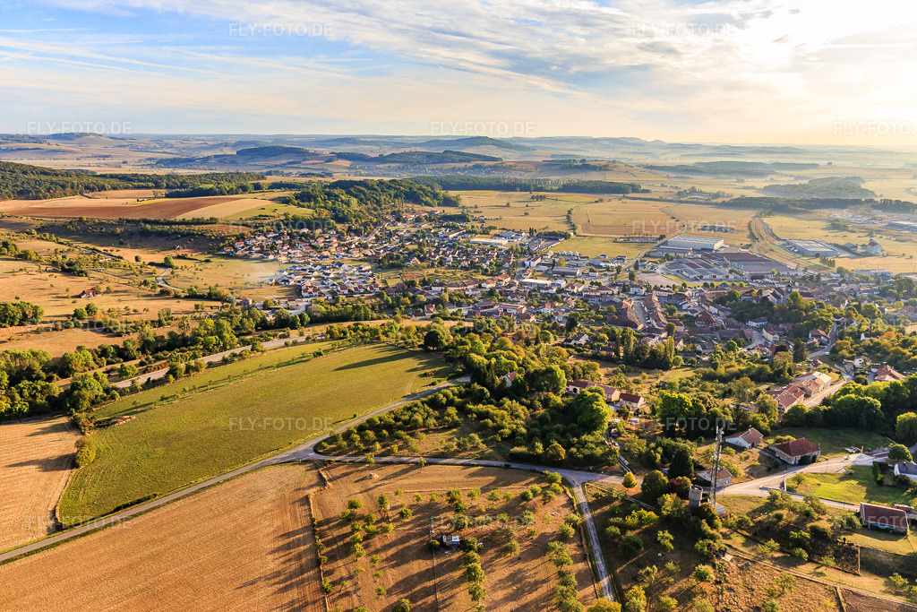 Luftbild: Ortsansicht aus Westen in Châtenois im Bundesland Vosges in Frankreich. – Foto: IMG_118420.jpg vom 16.09.2019 durch Werner Riehm/FLY-FOTO.de – Auflösung des Originals: 5472 x 3648 px