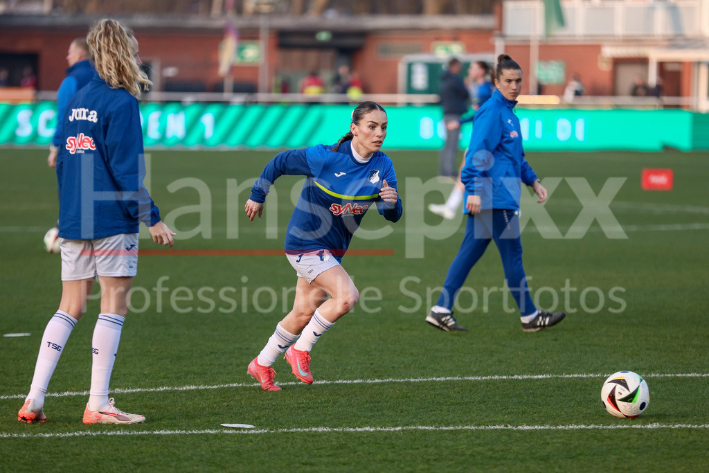 Fussball, Google Pixel Frauen-Bundesliga, SV Werder Bremen - TSG 1899 Hoffenheim | v.li.: beim Aufwärmen