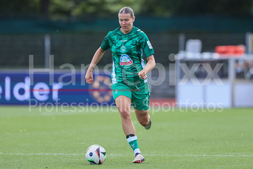 Fussball, Google Pixel Frauen-Bundesliga, SV Werder Bremen - 1. FFC Turbine Potsdam | v.li.: Larissa Mühlhaus (SV Werder Bremen, 7) am Ball, Freisteller, Einzelbild, Ganzkörper, Aktion, Action, Spielszene