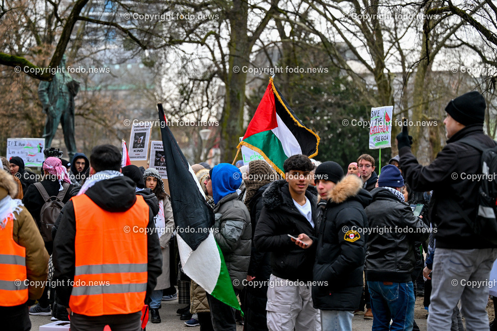 Demonstration Paleastina in Linz_ Pro Gaza_ 14.01.2024-14 | 14.01.2024, Linz, AUT, Demonstration, im Bild Palästina, Palaestina, Gaza, Demoteilnehmer, Teilnehmer, Kundgebung, Plakate, Fahnen, Polizei, Beamte, Polizeifahrzeuge, Einsatzkraefte, Israel, Krieg, Hamas, Geisel, Freiheit, Frieden
