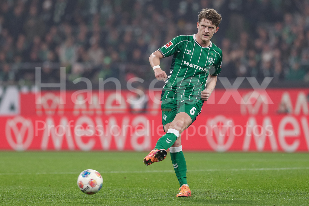 Fussball, Bundesliga, SV Werder Bremen - VfL Wolfsburg | Jens Stage (SV Werder Bremen, 6) am Ball, Freisteller, Einzelbild, Ganzkörper, Aktion, Action, Spielszene, DIE DFL-RICHTLINIEN UNTERSAGEN JEGLICHE NUTZUNG VON FOTOS ALS SEQUENZBILDER UND/ODER VIDEOÄHNLICHE FOTOSTRECKEN. DFL REGULATIONS PROHIBIT ANY USE OF PHOTOGRAPHS AS IMAGE SEQUENCES AND/OR QUASI-VIDEO.
