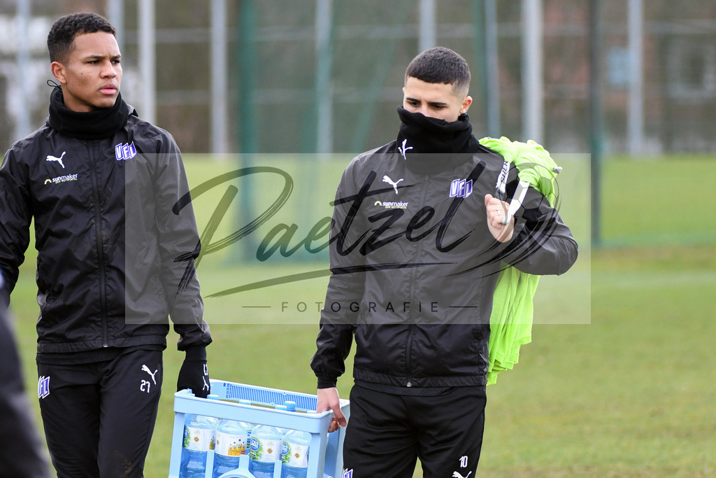 20200221_TRAOSN_0038 | Fussball, Herren: Felix Agu (VfL Osnabrueck) und Anas Ouahim (VfL Osnabrueck) schauen waehrend der Trainingseinheit des VfL Osnabrueck im Sportpark Illoshoehe am 21.02.2020 in Osnabrueck, Deutschland. - Realisiert mit Pictrs.com