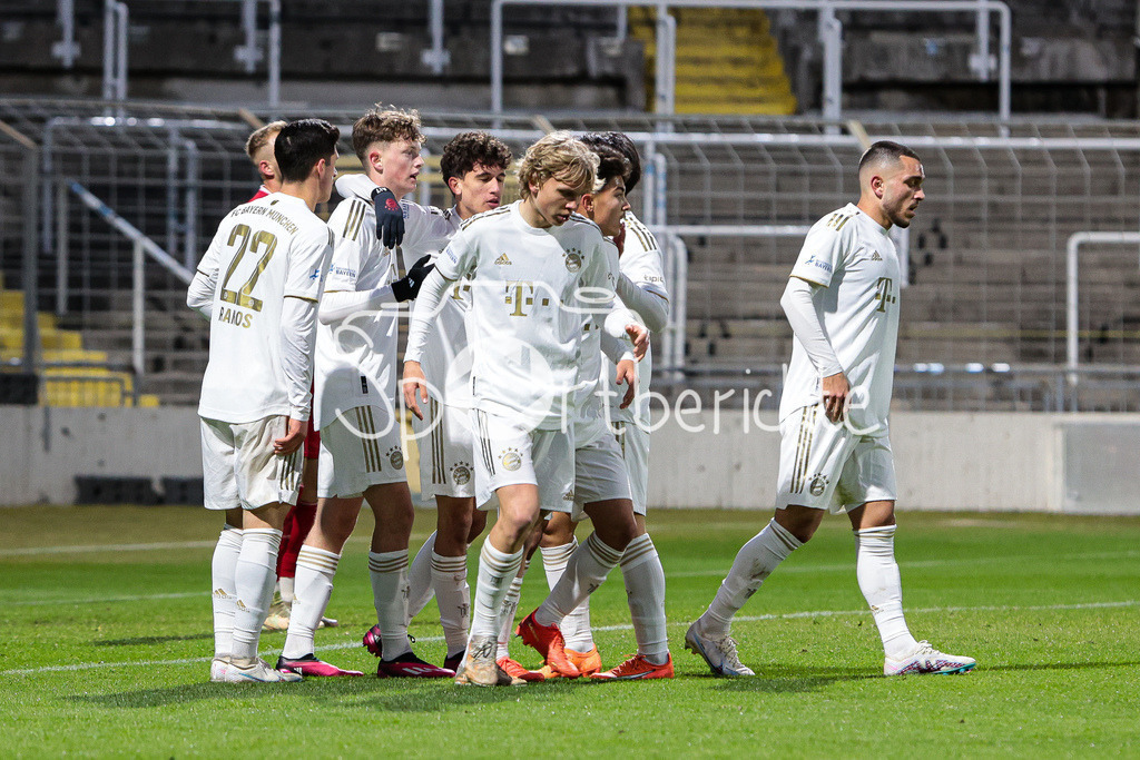 Türkgücü München - FC Bayern Amateure | Jubel der Amateure nach dem Treffer zum 0-1 durch Younes AITAMER (FCB #17)