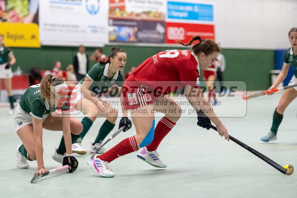 SFE_20241201_0034 | Köln, Deutschland, 01.12.2024:  Hockey 1. Bundesliga Damen Rot-Weiss Köln - HTC Uhlenhorst im KTHC Stadion Rot-Weiss Köln Tennis and Hockey Club am 01.12.2024 in Köln, Deutschland. (Foto von Stephan Fehrmann)Köln, Germany, 01.12.2024: Hockey 1. Bundesliga Damen Rot-Weiss Köln - HTC Uhlenhorst in KTHC Stadion Rot-Weiss Köln Tennis and Hockey Club at 01.12.2024 in Köln, Deutschland. (Foto from Stephan Fehrmann)