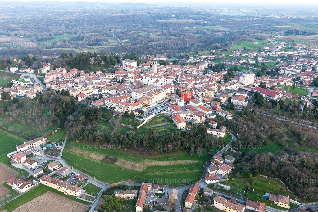 Aerial view: View of the town in San Daniele del Friuli in the state Udine, Italy.Photo: IMG_105625.jpg taken on 04/07/2018 by Werner Riehm/FLY-FOTO.comResolution of the original: 5472 x 3648 px