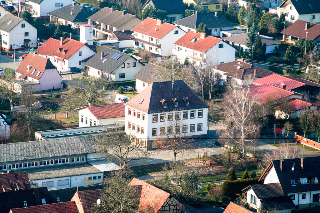 Luftbild: Grundschule in Freckenfeld im Bundesland Rheinland-Pfalz in Deutschland. Foto: IMG_0604.jpg vom 08.01.2006 durch Werner Riehm/FLY-FOTO.de