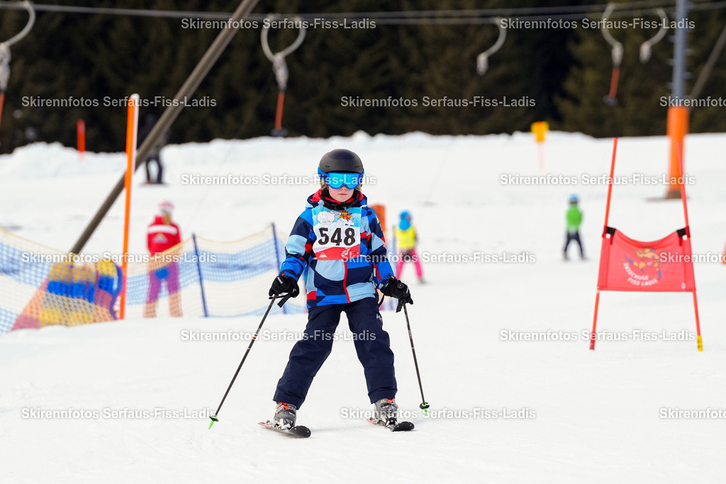 SRF_02.01.2026_0940 | Skirennfotos,Serfaus,Fiss,Ladis,Kinderskirennen,Winter,Tirol,Oberland,skirace,SFL,feelfree,weil wir's genießen,ski,Ski,skifahren,Sonnenplateau, - Realisiert mit Pictrs.com