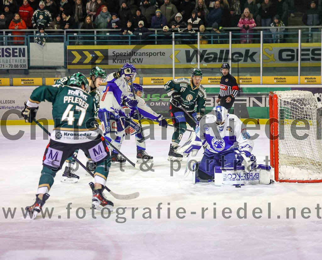 2026-01-23_038_TSV_Erding_gegen_SC_Riessersee | Erding, Deutschland, 23.01.2026:Eishockey, Oberliga Süd 2025 / 2026, 40. Spieltag, TSV Erding gegen SC Riessersee, Endergebnis: 6:5 n.V.Marco Pfleger (Erding Gladiators, #47), Maximilian Forster (Erding Gladiators, #81), Torwart Andreas Mechel (SC Riessersee, #50)Foto: Christian Riedel / fotografie-riedel.net