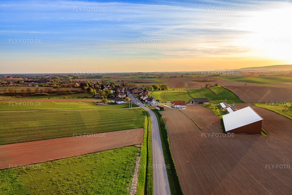 Luftbild: Scheunendach im PV-Anlage in Siegen im Bundesland Bas-Rhin in Frankreich. – Foto: IMG_078024.jpg vom 24.04.2015 durch Werner Riehm/FLY-FOTO.de – Auflösung des Originals: 5472 x 3648 px