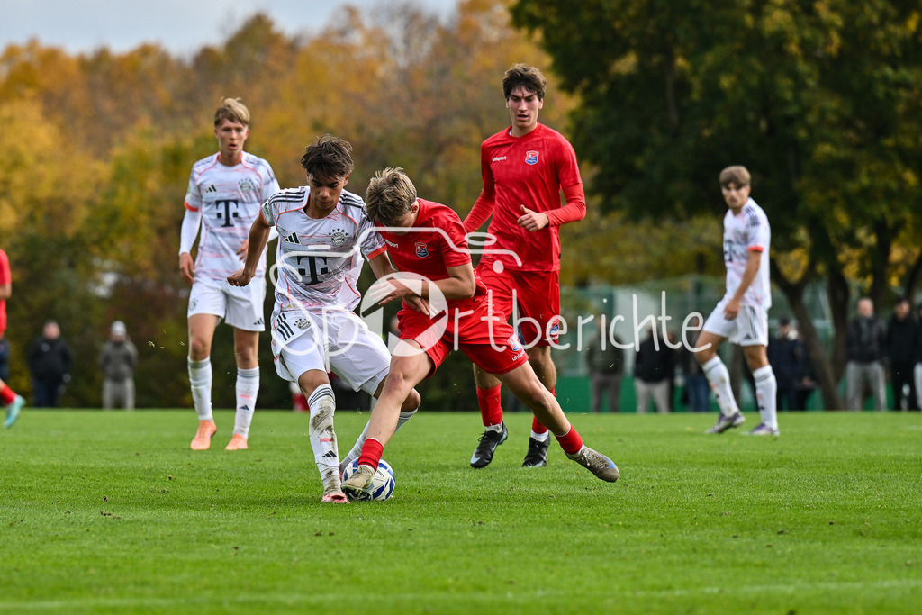 SpVgg Unterhaching U19 - FC Bayern München U19 | im Duell Roy SNIP (FC Bayern München U19 10) und Marinus SPANN (SpVgg Unterhaching U19 8) / Zweikampf / U19 DFB Nachwuchsliga: SpVgg Unterhaching - FC Bayern München; Sportschule Oberhaching am 18.10.2025