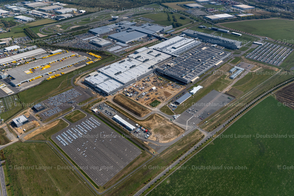 4039966 | LEIPZIG 14.09.2020 Erweiterungs - Neubau - Baustelle an den Gebäuden und Produktionshallen des Werksgelände der Dr. Ing. h.c. F. Porsche AG an der Porschestraße im Ortsteil Lützschena in Leipzig im Bundesland Sachsen, Deutschland. Weiterführende Informationen bei: ASSMANN BERATEN + PLANEN AG,  Dr. Ing. h.c. F. Porsche AG,  Ingenieurbüro Wigger Partnerschaftsgesellschaft,  S&amp;P Sahlmann GmbH. // Extension - new building - construction site on the factory premises of Dr. Ing. h.c. F. Porsche AG on Porschestrasse in the district Luetzschena in Leipzig in the state Saxony, Germany. Further information at: ASSMANN BERATEN + PLANEN AG,  Dr. Ing. h.c. F. Porsche AG,  Ingenieurbuero Wigger Partnerschaftsgesellschaft,  S&amp;P Sahlmann GmbH. Foto: Gerhard Launer