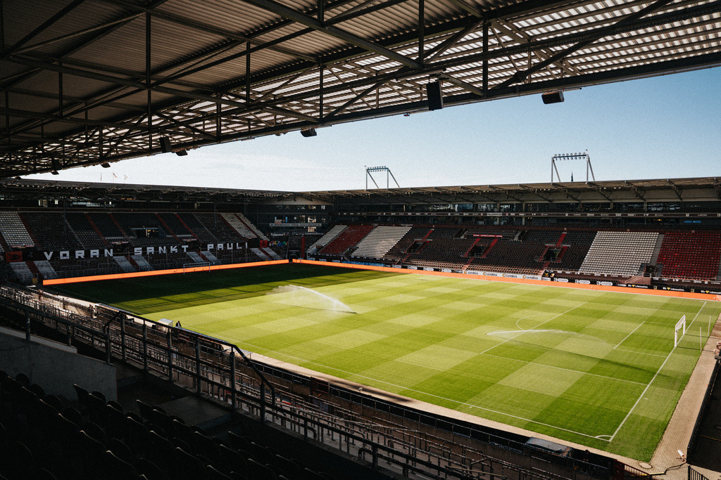FCP07131 | Der offizielle Shop für FC St. Pauli Fotos. Wähle aus Spielszenen & Fanmomenten dein FCSP Wunschformat. Wir liefern Millerntor-Atmosphäre.