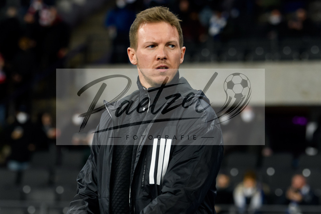 BSCFCB20220123_042 | Fussball, Herren: Trainer Julian Nagelsmann (FC Bayern Muenchen) schaut bei dem Spiel der 1. Bundesliga zwischen Hertha BSC und FC Bayern Muenchen im Olypiastadion am 23.01.2022 in Berlin, Deutschland.DFB / DFL REGULATIONS PROHIBIT ANY USE OF PHOTOGRAPHS AS IMAGE SEQUENCES AND/OR QUASI-VIDEO. - Realisiert mit Pictrs.com
